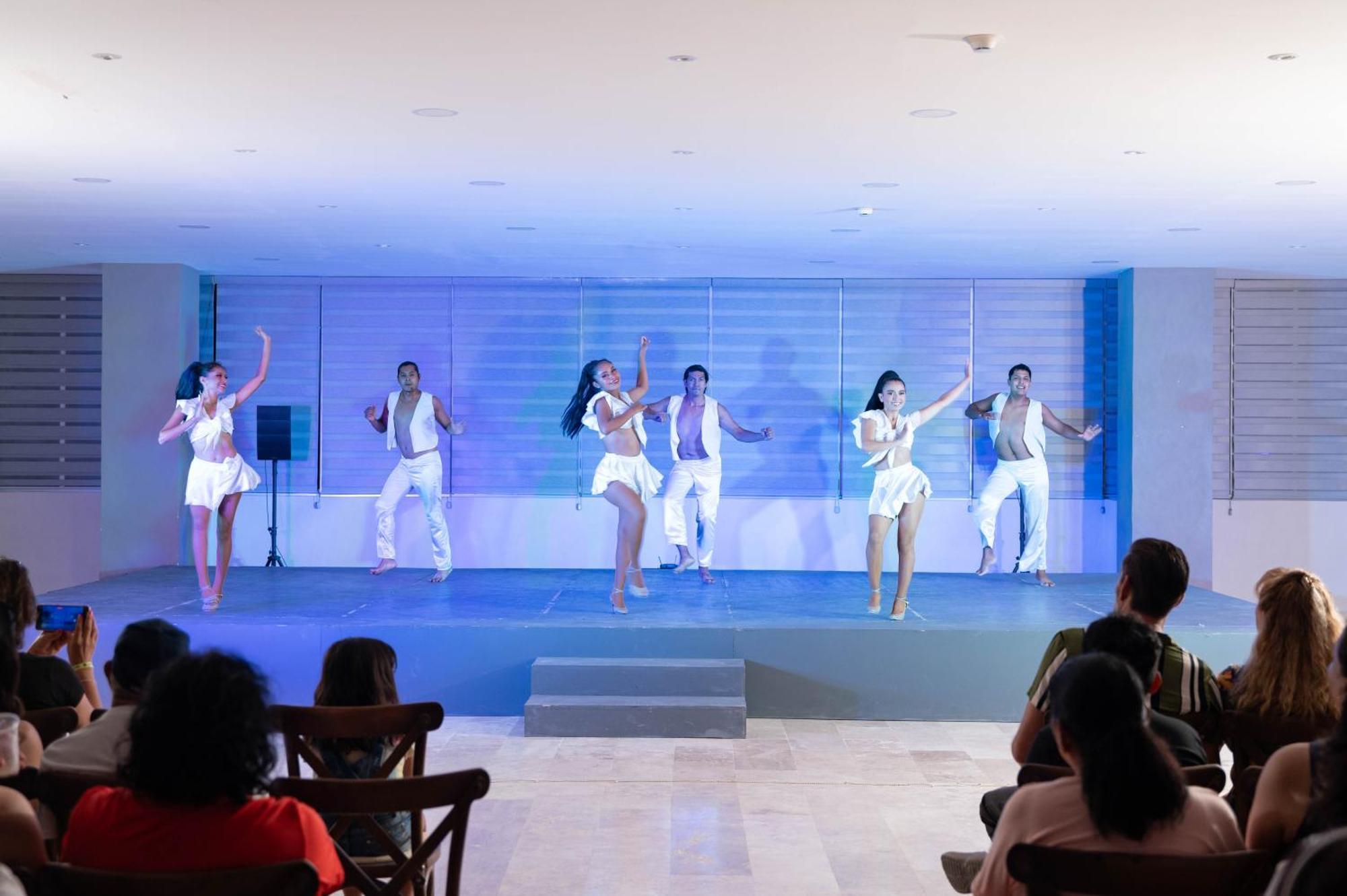 Ritz Acapulco All Inclusive Экстерьер фото Entertainment at a resort