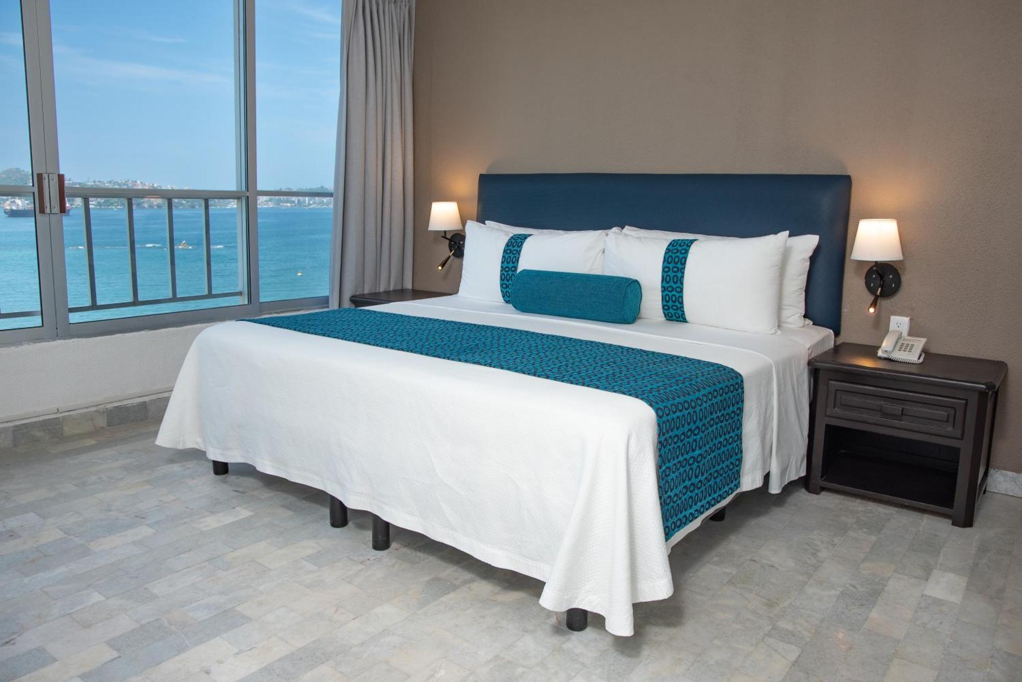 Ritz Acapulco All Inclusive Экстерьер фото A bed with a bed runner