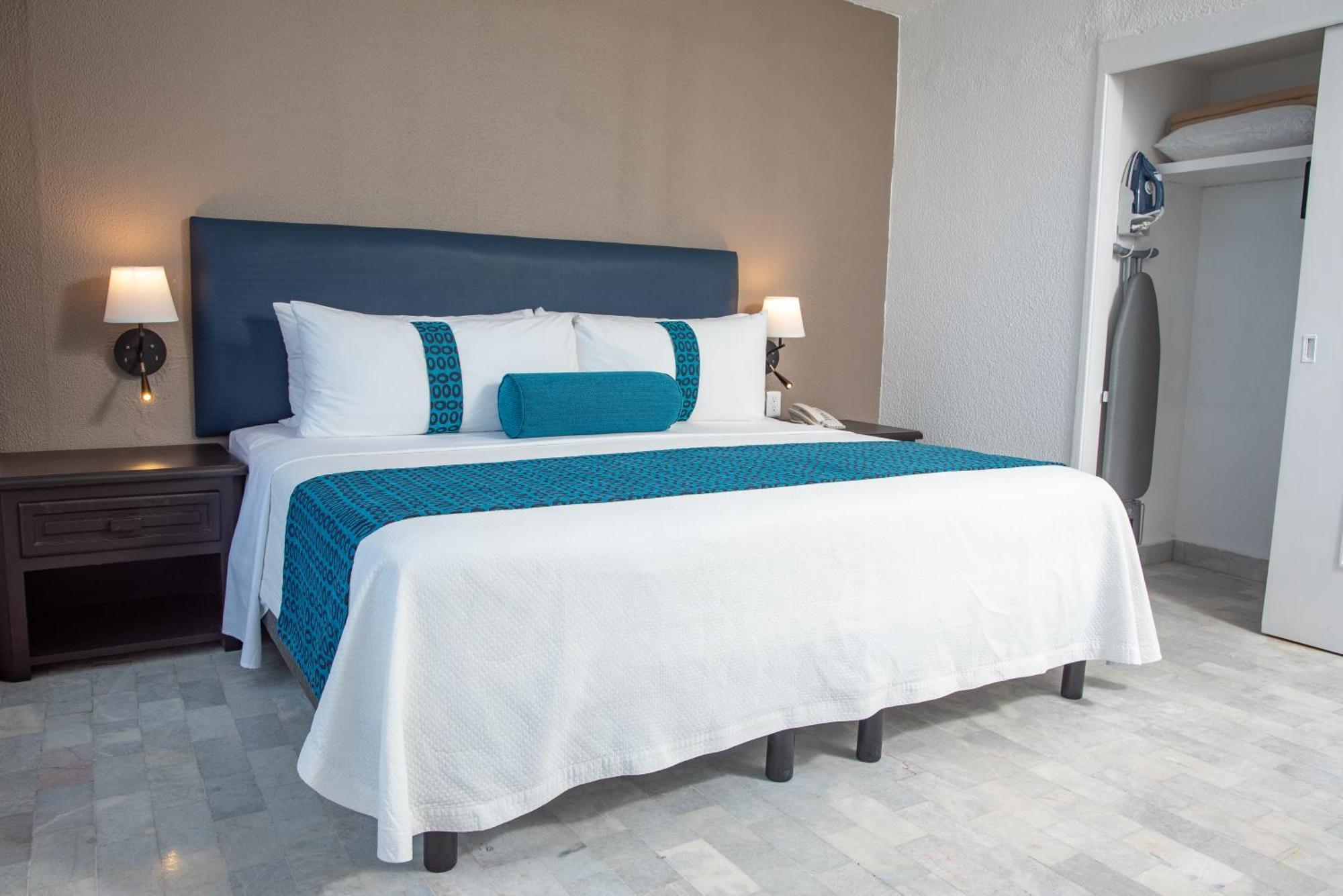 Ritz Acapulco All Inclusive Экстерьер фото A bed