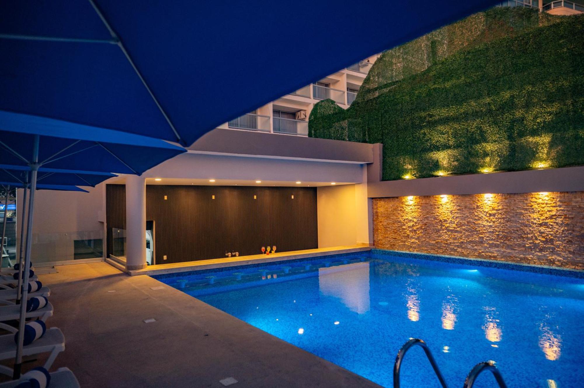 Ritz Acapulco All Inclusive Экстерьер фото The swimming pool at the hotel